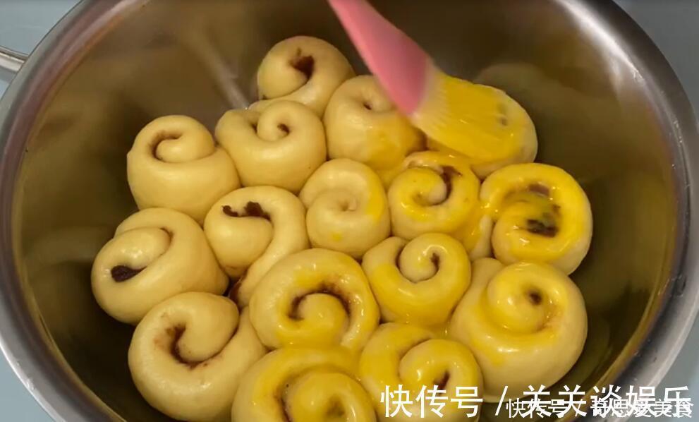 豆沙卷|想吃面包不用买了,4个鸡蛋一碗面,做出来的面包又拉丝又暄软