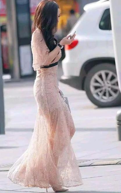 街拍:面带笑容的美女,一件白色的连衣裙,时尚优雅气质迷人