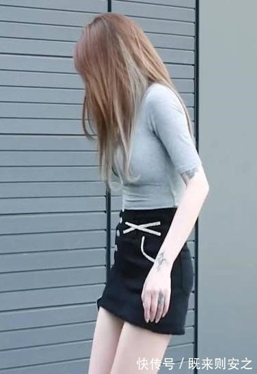 浅灰色|浅灰色T恤搭配黑色半身裙,简单时尚,自信大方