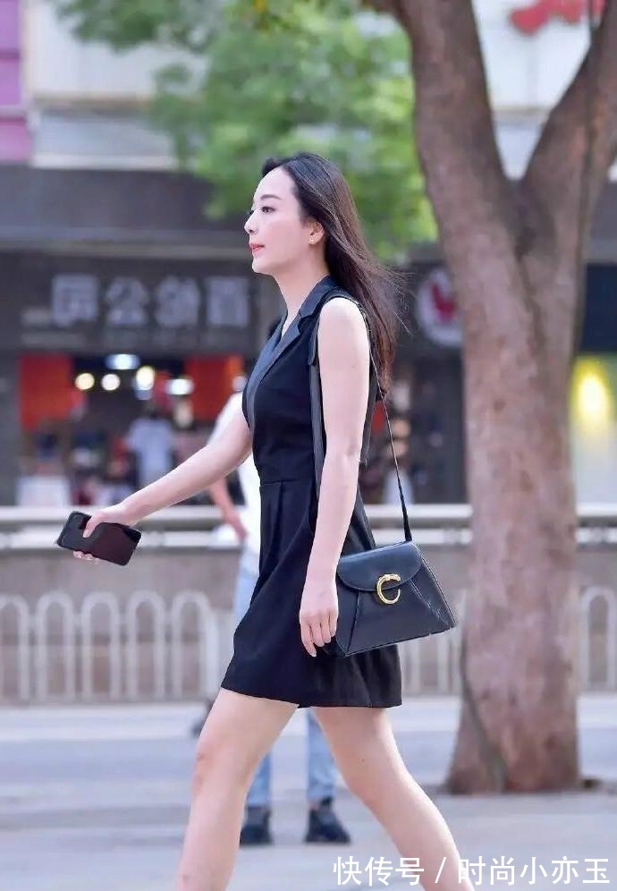 穿搭 谁还穿百褶裙?今夏流行“淑女裙+奶奶鞋”,谁穿谁好看!