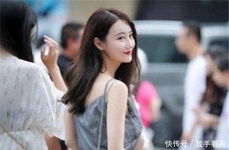 街拍小美女气质高雅,身穿一件连衣裙,简洁大方又不失美感与优雅