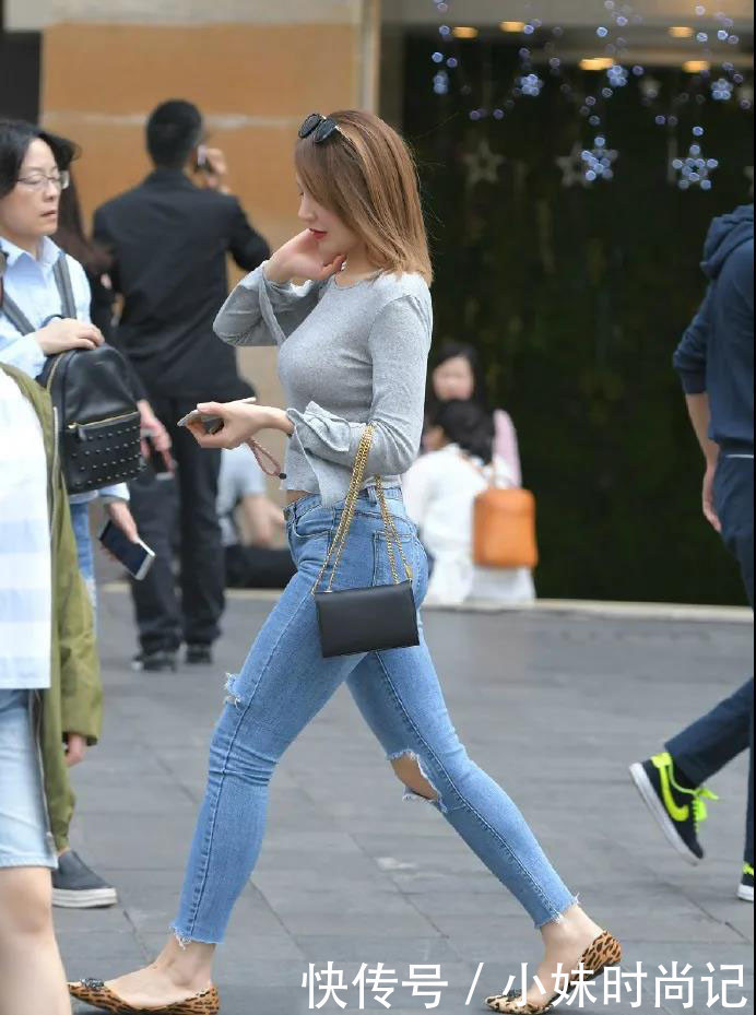 女孩子|街拍:微胖女孩怎样穿更好看 喇叭袖短衫搭配破洞牛仔裤, 时髦性感