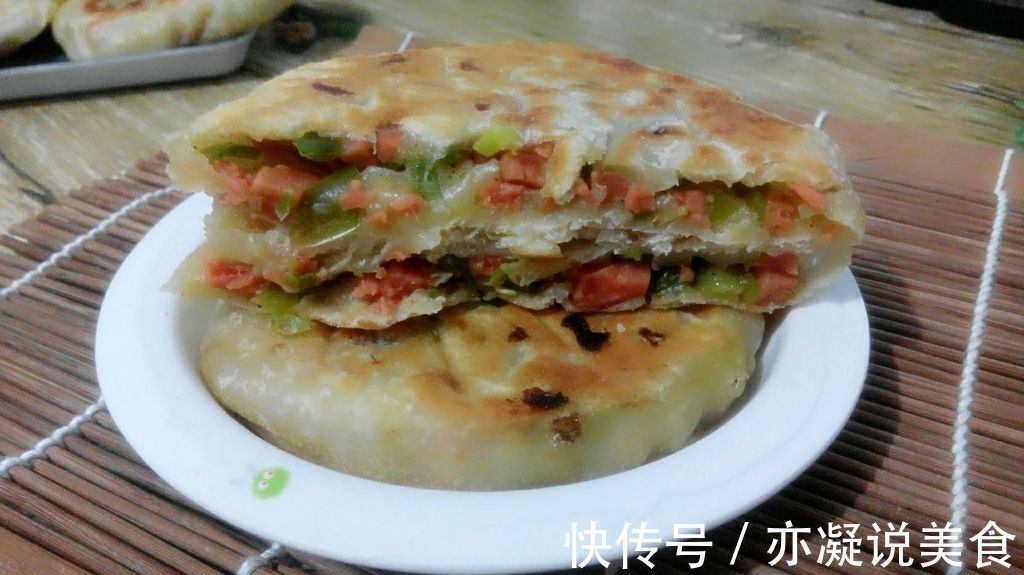 在家制作青椒火腿馅饼,味道鲜美,营养健康
