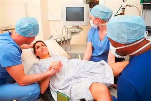 宝宝|生完小孩后,医生如果再次把手伸进产道,可能是在救产妇