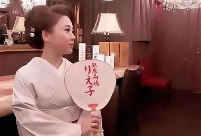  背叛|日本逆天妈妈桑：年入30亿，只有金钱和狗不会背叛！