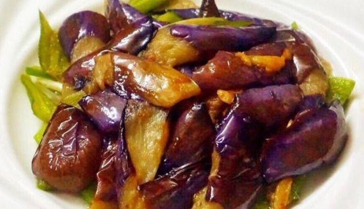 炒茄子先放油是大错,难怪发黑还油腻!大厨教你2招,软嫩又鲜香