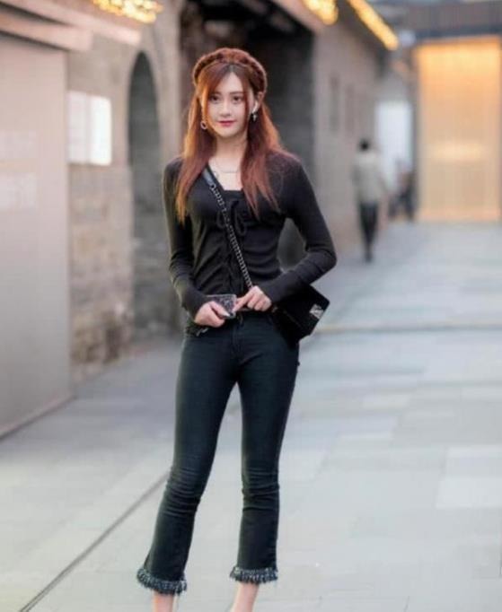 街拍:亭亭玉立的美女,一件蓝色的连体长裤,尽显完美好身材