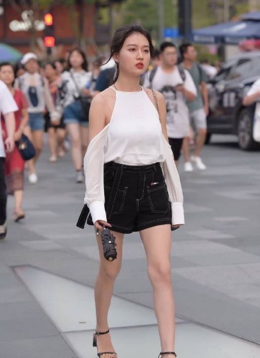 街拍集:牛仔短裤小姐姐优雅的气质,成为人群中的焦点