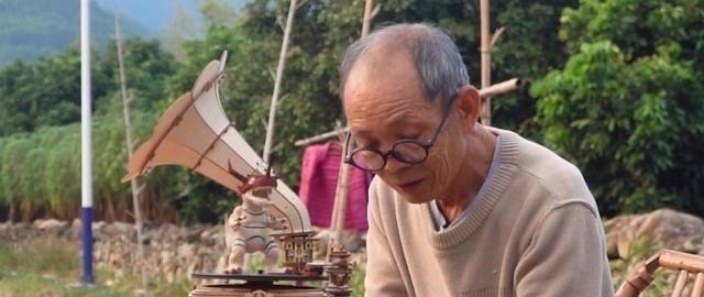 爷爷|72岁爷爷自制“暴龙兽”手办,看手就知道,这位大佬不一般