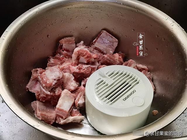 这蔬菜与排骨是完美搭配,鲜香味美好下饭,炖一炖连锅上桌