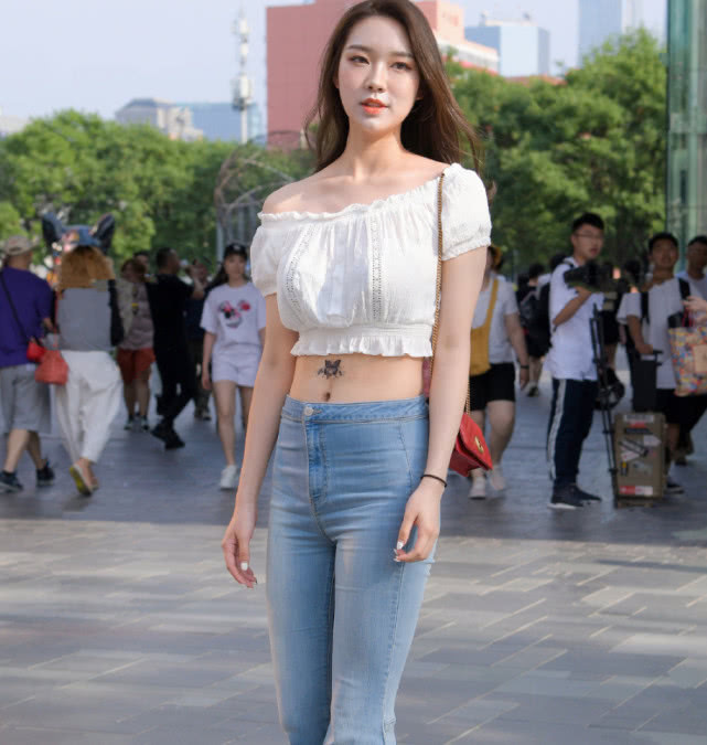 阔腿裤|街拍一字肩露脐装配复古牛仔阔腿裤,跟小姐姐学穿搭时尚又霸气