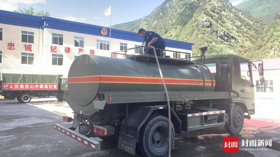 降雨|连续降雨导致断水停水 甘孜雅江森林消防员给居民送水