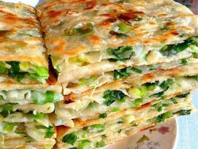 爸爸爱吃的葱花油饼,用时十分钟,成本不足五块钱好吃不油腻