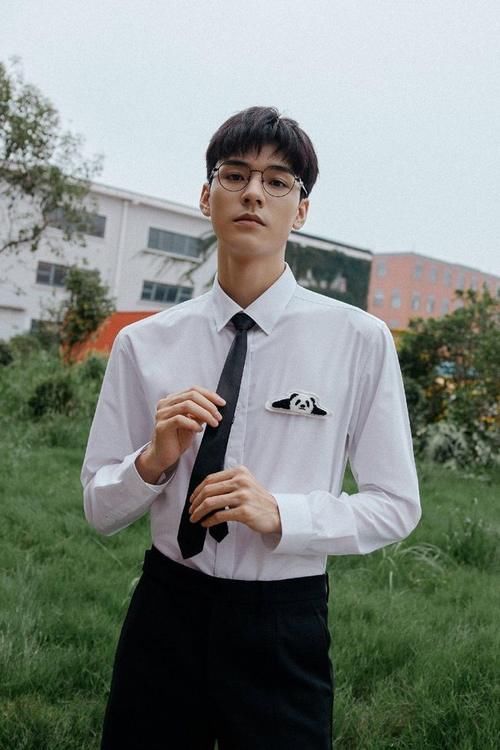 龚俊|《中餐厅》更新,龚俊身穿花蝴蝶衬衫太养眼,妥妥的“大学生”