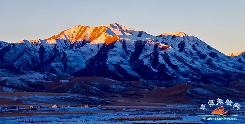 张掖：2022年第一缕阳光映照雪山之巅