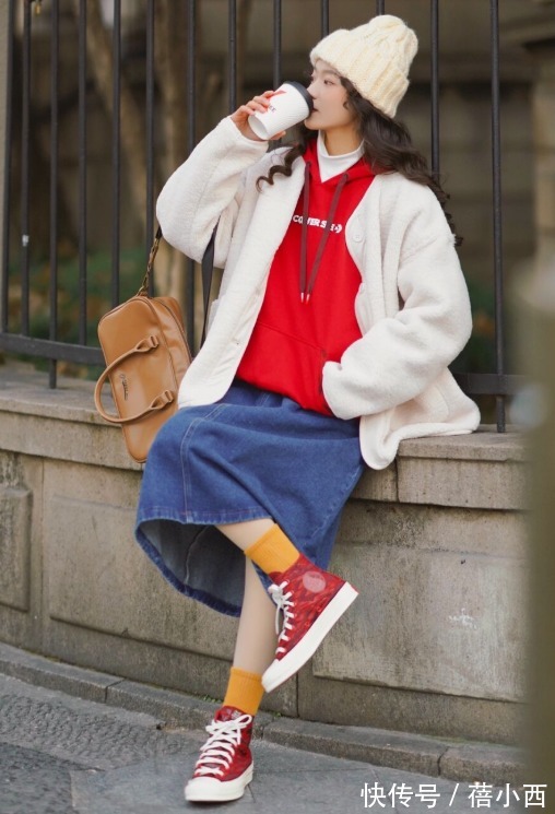 时髦 今年建议多穿羊羔毛外套,搭配卫衣、毛衣、半身裙,保暖又时髦