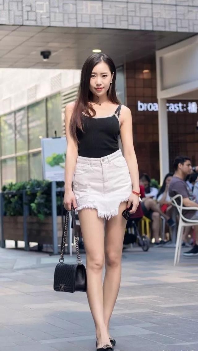 针织连衣裙 红色修身连衣裙搭配高跟鞋,优雅大方,气质迷人