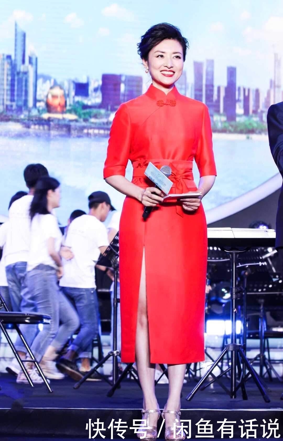 穿搭|周涛越老越洋气,穿皮草配红裙像高级贵妇,露一截手臂看不懂季节