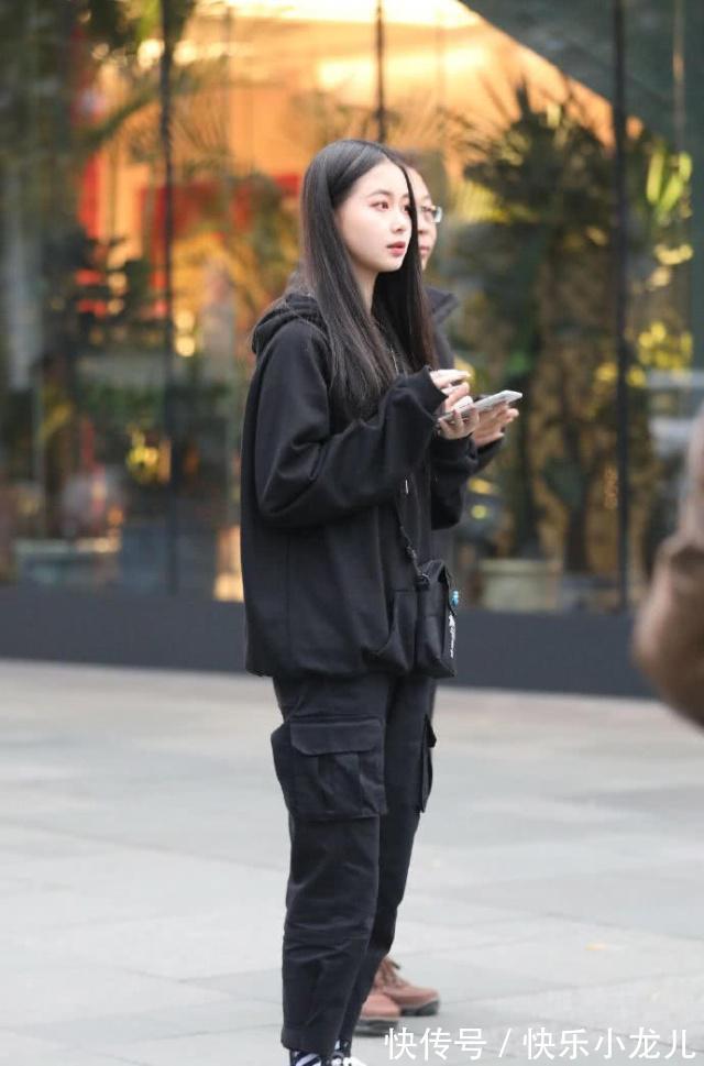 白色 亮灰色上衣搭配白色短裤,简约的自然大气,塑造出更加挺拔