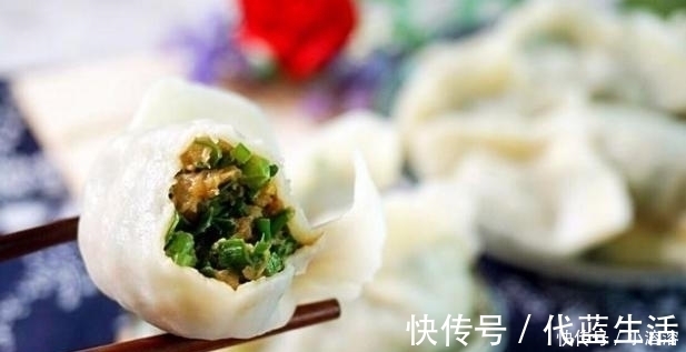 包韭菜馅饺子，直接拌馅就错了多加一步，韭菜更翠緑，还不出水