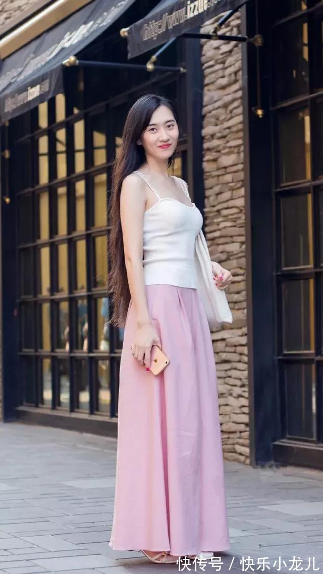 蕾丝半裙 橘色蕾丝半裙,半裙微微开叉的设计,看上去显得更加有时尚气质