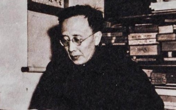 简单|日本人问泰山“虫二”石刻寓意,陪同人员傻眼了,郭沫若简单化解