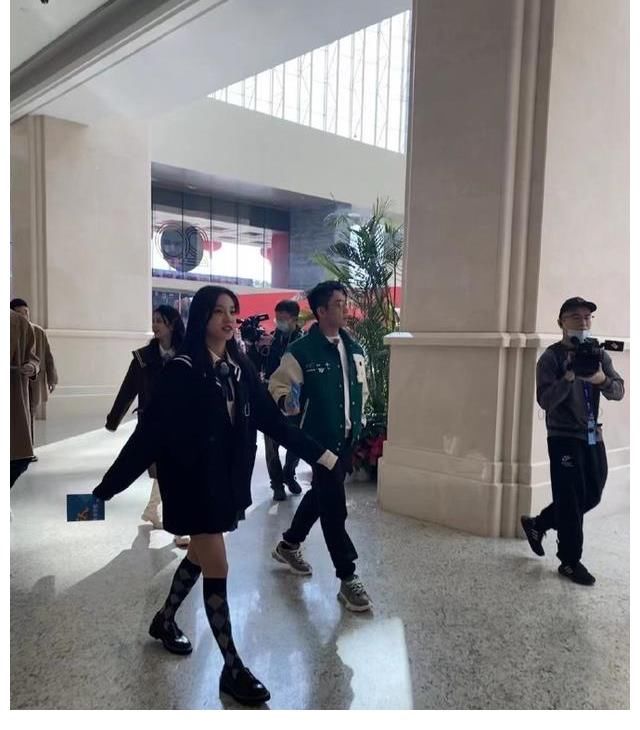 鄭愷火鍋店遭拉橫幅維權(quán)，背后原因不簡單，錄節(jié)目未受影響