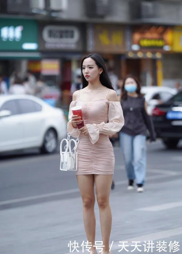 浅白色|暖粉色修身连衣裙,搭配浅白色时尚小提包,尽显温婉迷人好气质