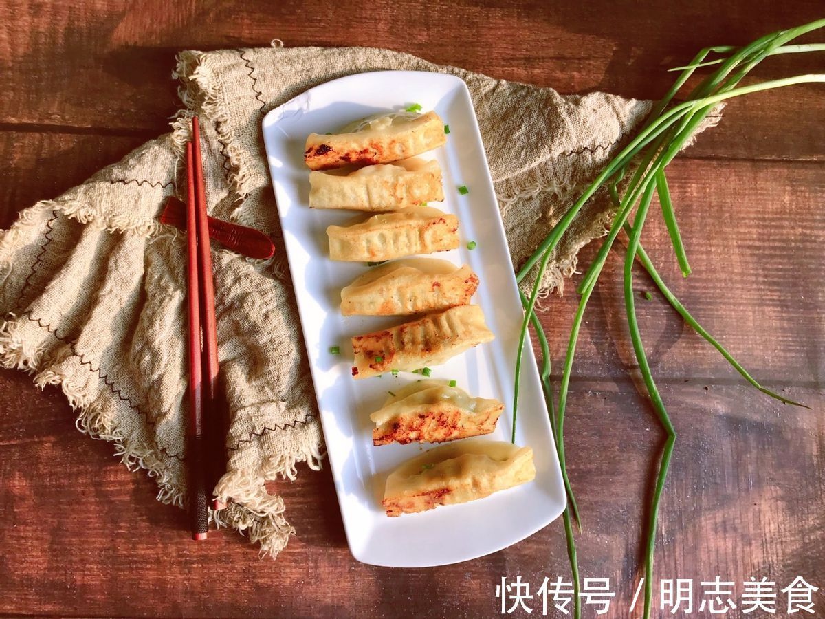 面皮|一咬嘎嘣脆的芹菜肉锅贴，个个酥脆鲜香，真解馋
