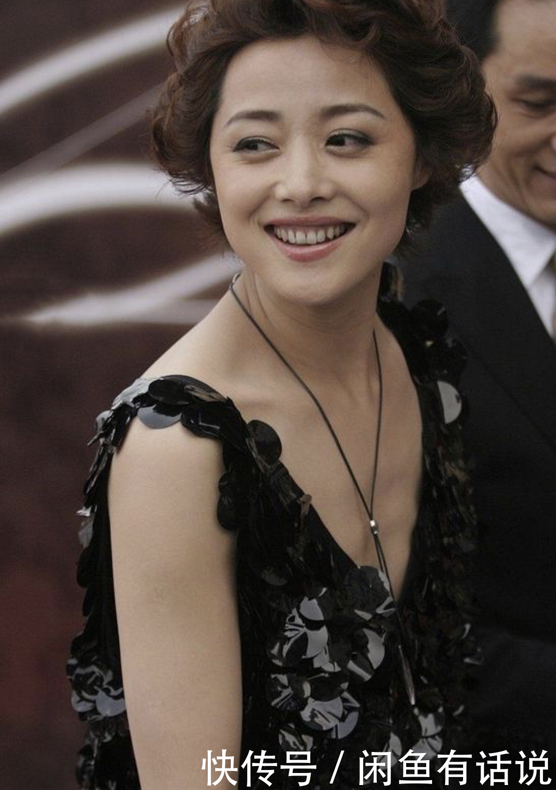 裙子|刘蓓真会博眼球,穿一身“鱼鳞裙”还不够,里面再套裙子意外洋气