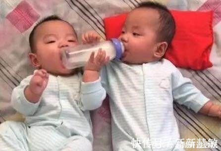 暖心|双胞胎兄弟饿了, 妈妈赶紧冲了一瓶奶粉, 进来就看到暖心的一幕!