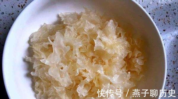 煮银耳只会剪碎可不行,牢记2点小窍门,20分钟出胶,黏稠感好
