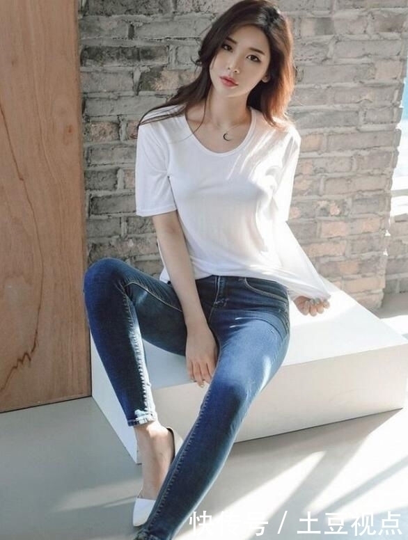 精致有型的牛仔裤美女,呈现出女神的甜美感