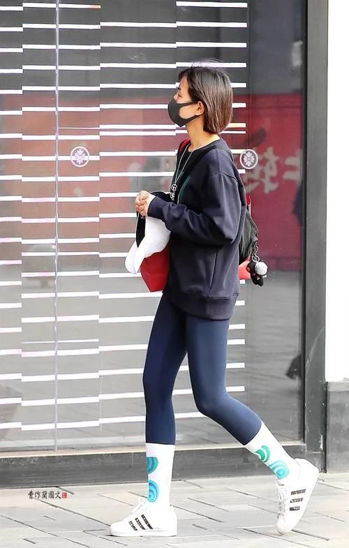 街拍：穿出轻盈之美的打底裤美女