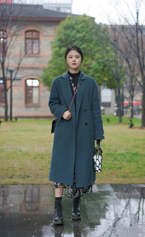 裙子下面别配小白鞋，现流行“马丁靴＋裙子”，又美又飒，真时髦