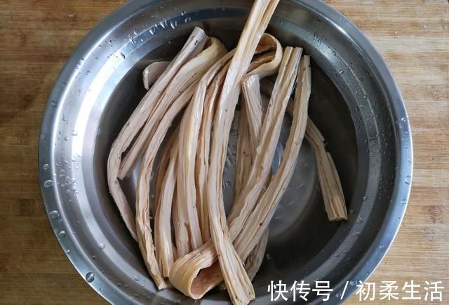 老少皆宜|立秋之后,补钙化痰多吃腐竹,2种素菜炒一盘,真比肉还香