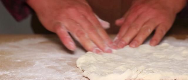 比买|教你做家常葱花饼,不用油酥,个个美味又起层,比买的都好吃