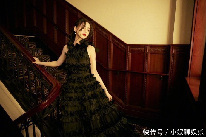 Angelababy一袭波边礼服卷发红唇高贵优雅，后背丝带的设计更显得神秘又性感