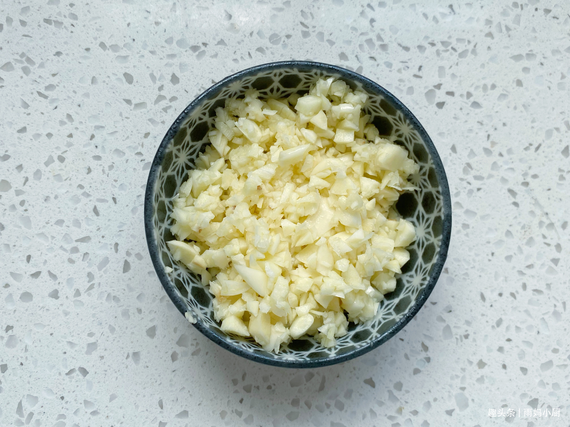 蒜蓉粉丝蒸虾,粉丝不要焯水记住1招,虾肉鲜嫩粉丝入味又好