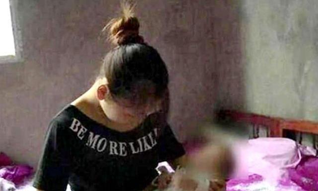 花脸|5年前,男孩因吃奶用力被亲妈用剪刀划花脸,如今已成“小网红”