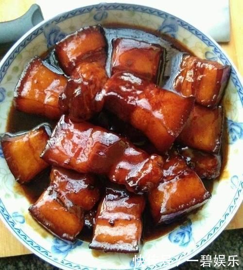 做红烧肉时,别只会炒糖色!多加一点“它”,肉香四溢,入口即化
