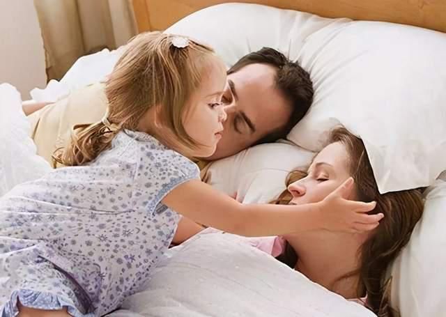 孩子|孩子多大该跟父母分房睡？不少爸妈做错，往往容易使娃失去安全感