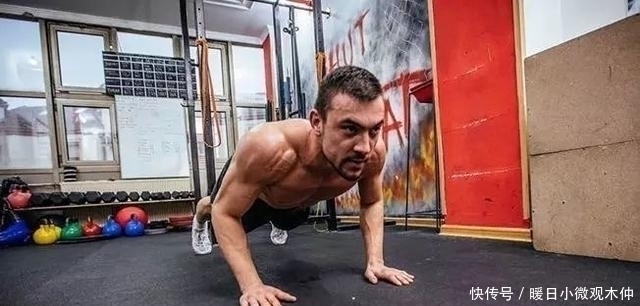双杠臂|新手都在做俯卧撑,老手却拿双杠臂屈伸练胸,这两个动作差在哪