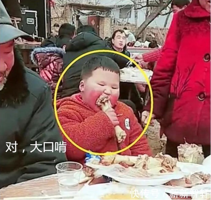 奶奶|“要不都给孩子吃”,农村奶奶带娃吃酒席,“抢猪蹄”举动遭白眼