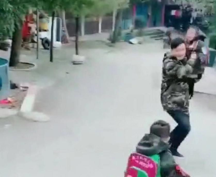 “手忙脚乱奶爸”送3胞胎儿子上学走红，奶爸：一个头两个大