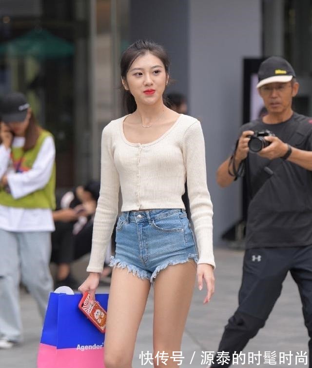 牛仔短裤 白色针织衫搭配牛仔短裤,挡不住的“清爽气质”,秋季应该这样穿!