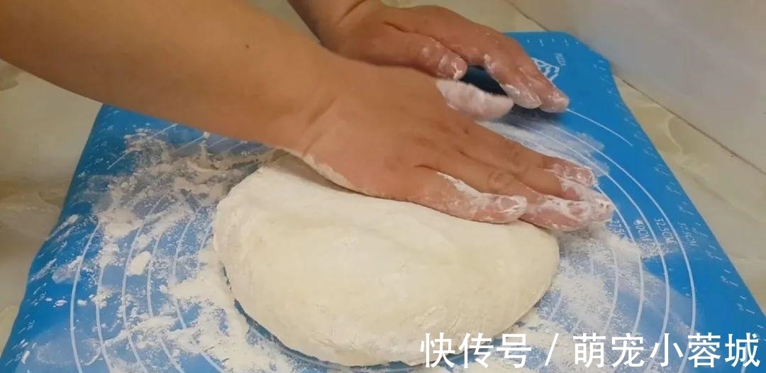 面粉这样做才好吃，加几勺白糖，外皮焦脆又营养，出锅孩子抢着吃