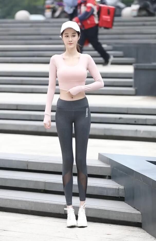 瑜伽裤外穿的女孩，还加双内增高鞋，美出新境界