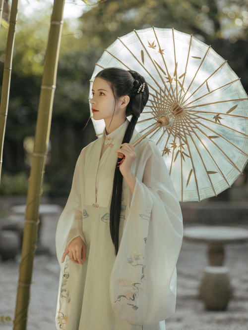  楚楚动人|有一种汉服叫“白月光裙”，仙气又温柔，自带“楚楚动人”滤镜