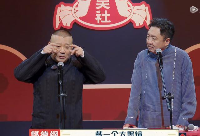 德云斗笑社10:郭德綱給徒弟們畫扇面,題字意境深遠(yuǎn)